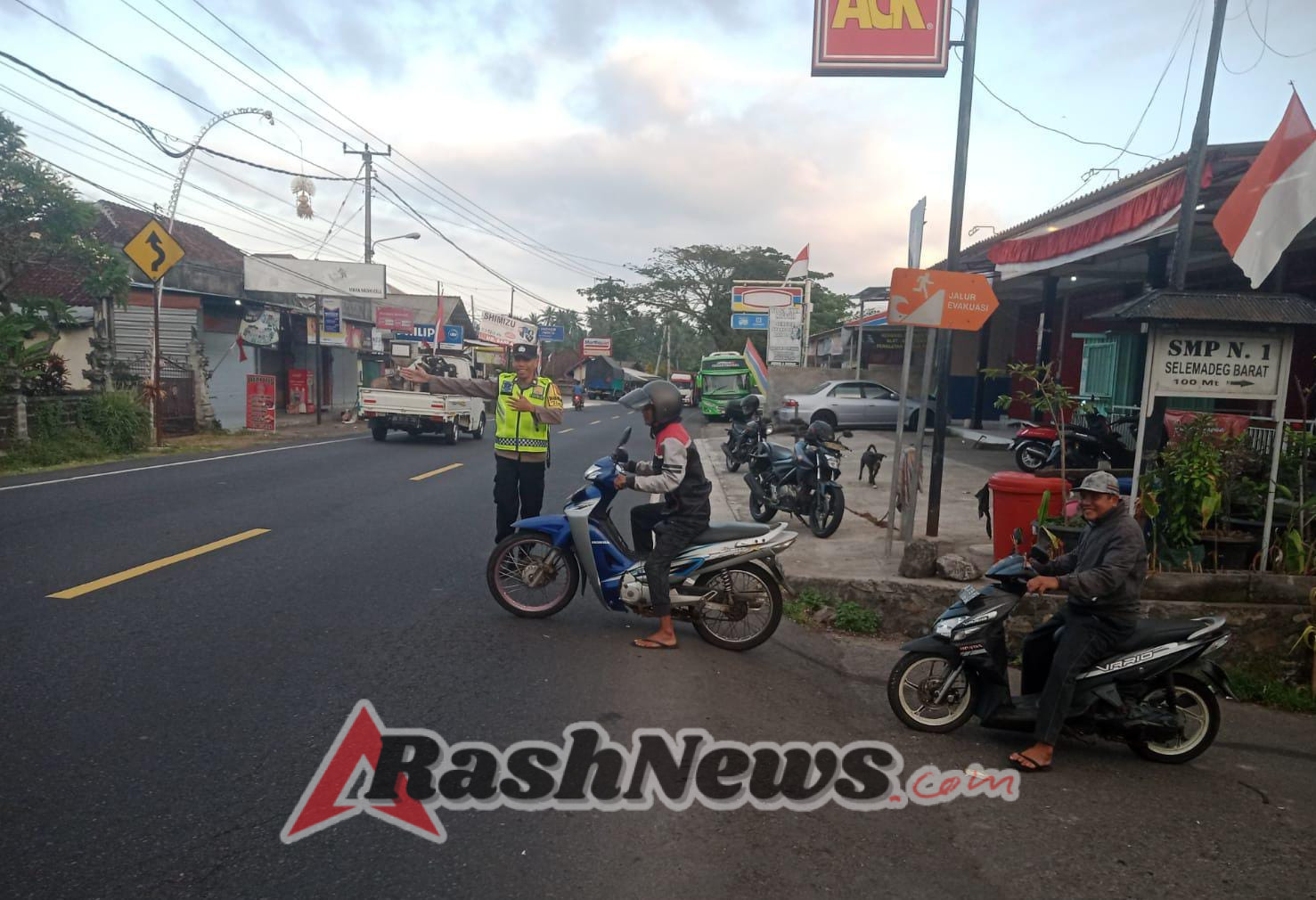 Berikan rasa aman cegah kemacetan Personel Polsek Selemadeg barat gelar Strong Point pagi