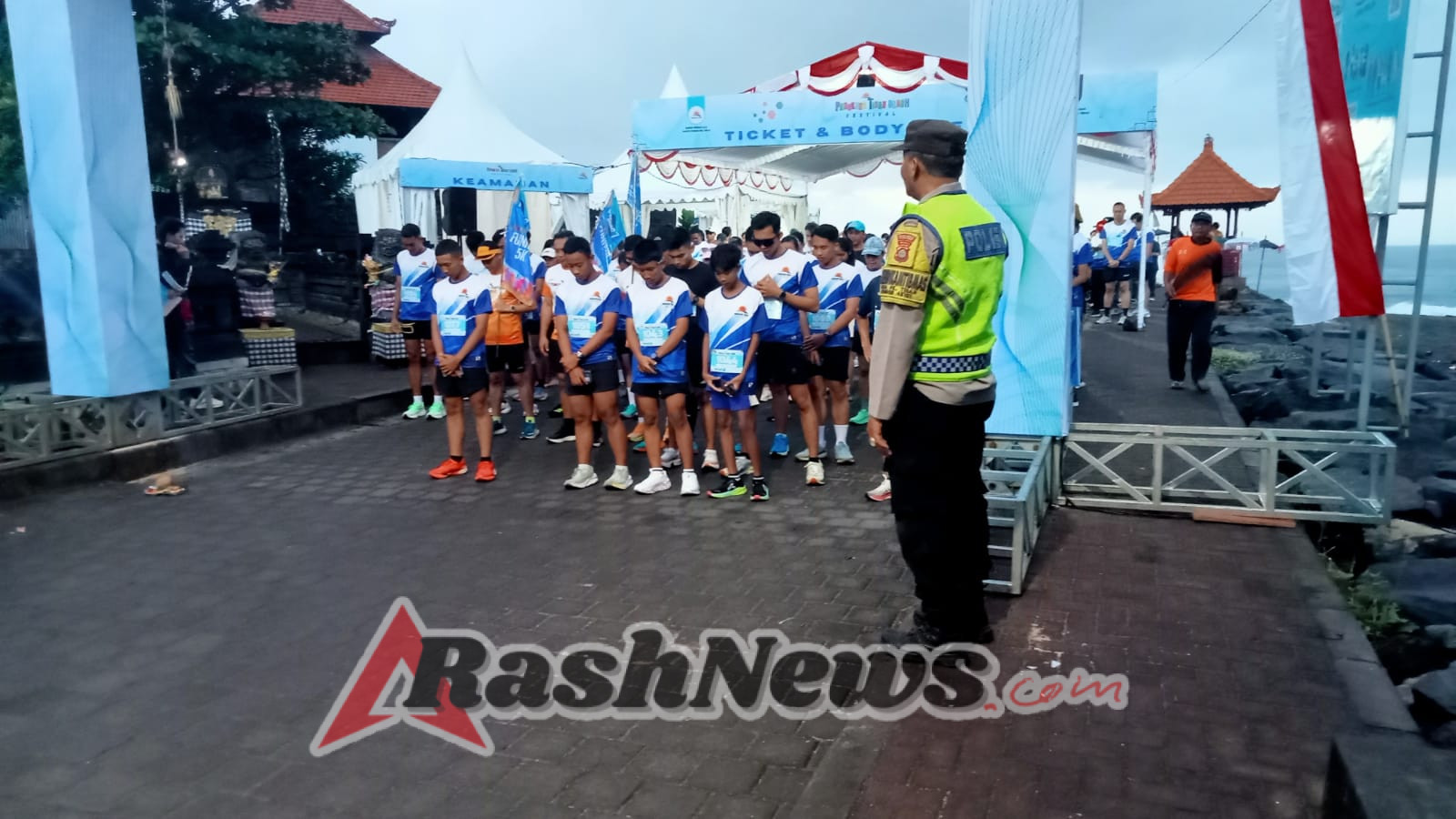 Bhabinkamtibmas Desa Pangkung Tibah Melaksanakan Kegiatan Pengamanan Festival Beach Pangkung Tibah
