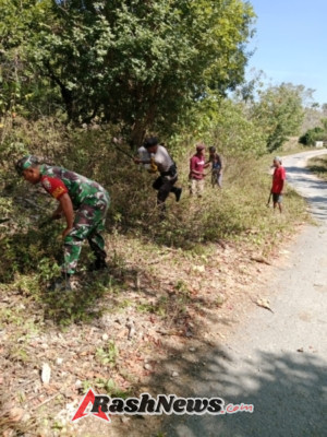 Babinsa Bersama Perangkat Desa dan Warga Kompak Gotong Royong Sambut HUT Kemerdekaan