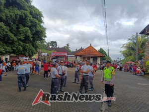 Bhabinkamtibmas Desa Selanbawak Pengamanan Jalan Santai Menyambut HUT RI Ke 80