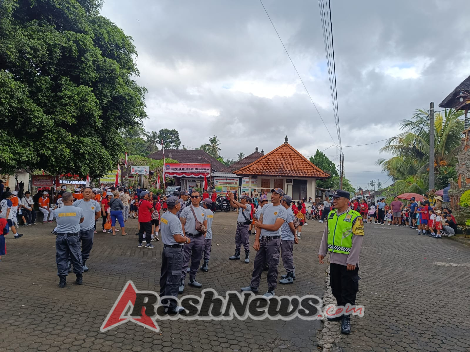 Bhabinkamtibmas Desa Selanbawak Pengamanan Jalan Santai Menyambut HUT RI Ke 80