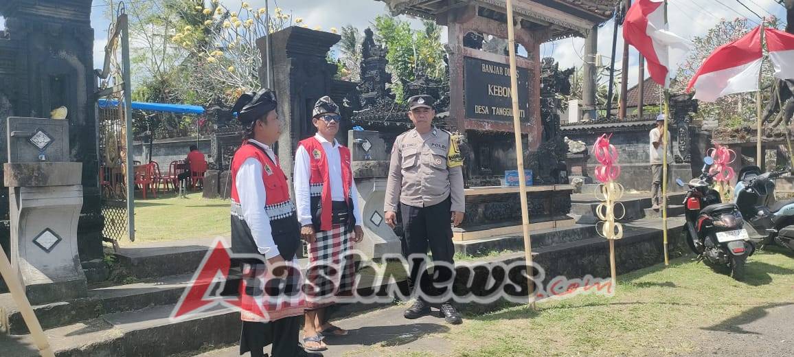 Bhabinkamtibmas Desa Tangguntiti bersama pecalang melaksanakan pengamanan kegiatan masyarakat upacara Dewa Yadnya