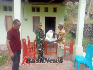 Babinsa Kawal Penyaluran Beras Pangan Agar Tepat Sasaran di Kabupaten Sumba Tengah