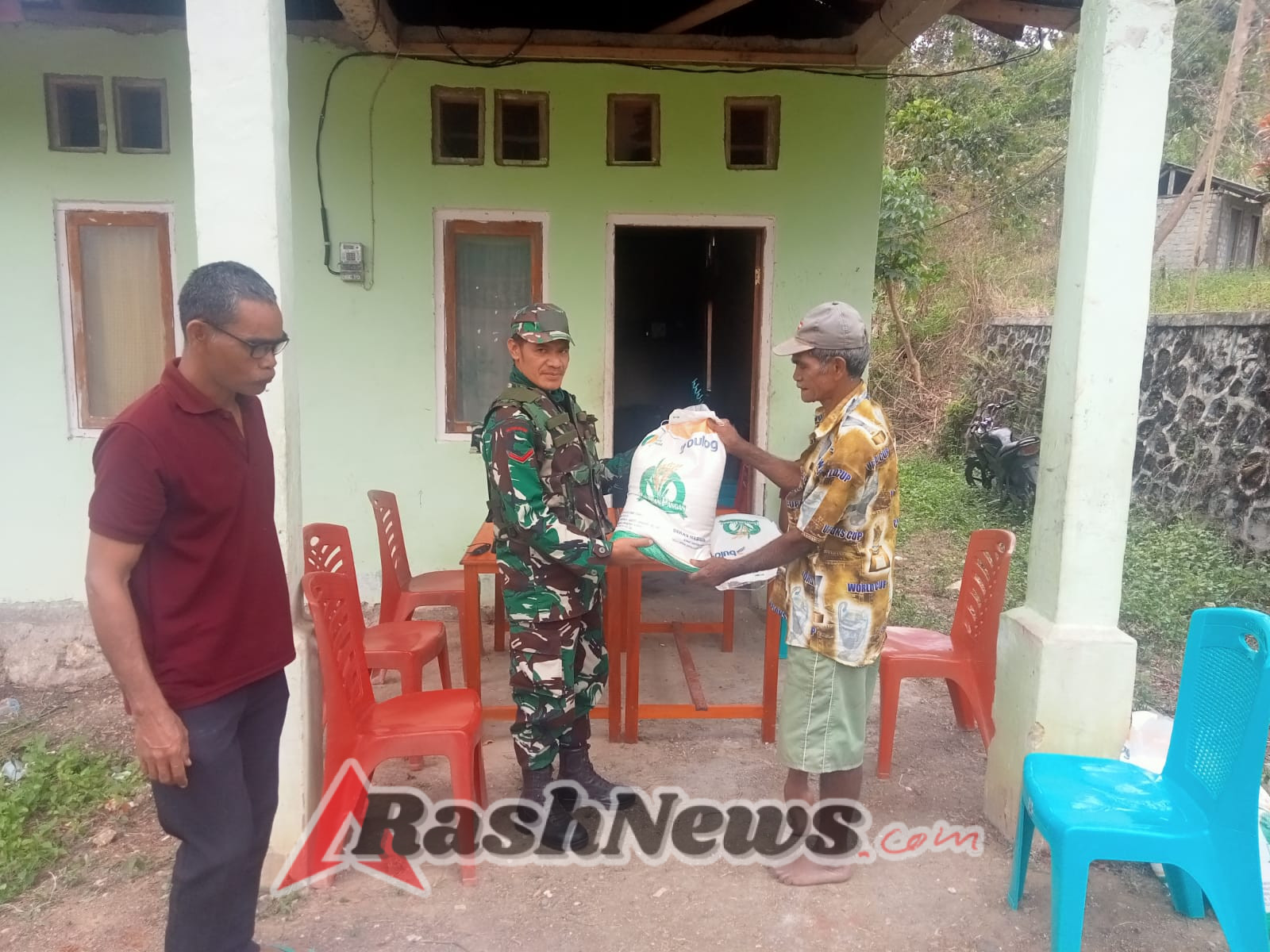 Babinsa Kawal Penyaluran Beras Pangan Agar Tepat Sasaran di Kabupaten Sumba Tengah