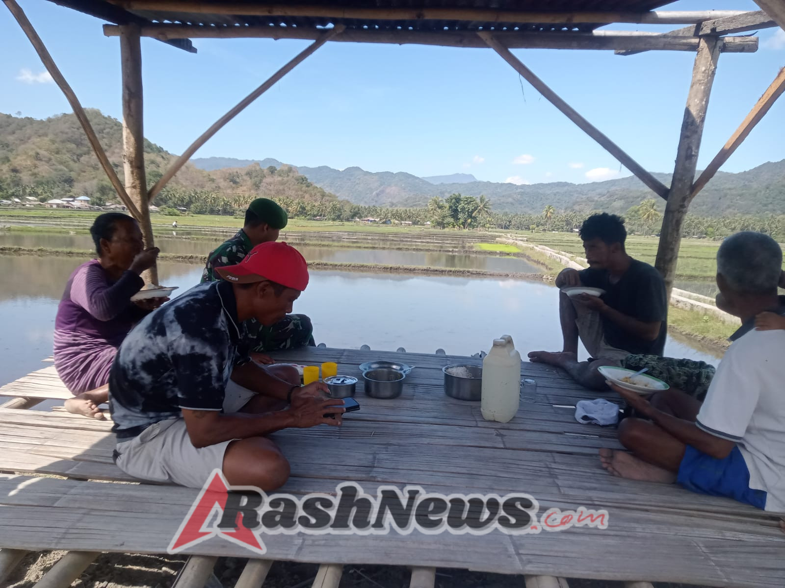 Ciptakan Rasa Aman, Babinsa Maurole Gelar Komsos dan Pamwil di Desa Binaan