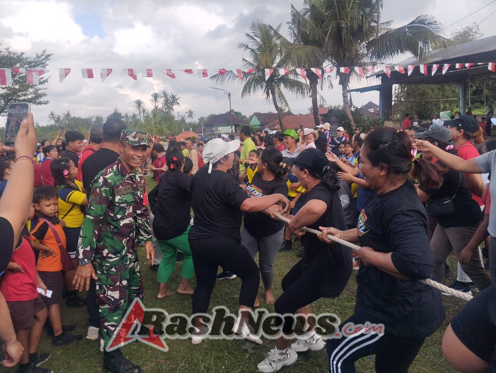 Hadir di Tengah Warga, Babinsa Keramas Jaga Kekompakan dan Keamanan Perayaan Kemerdekaan