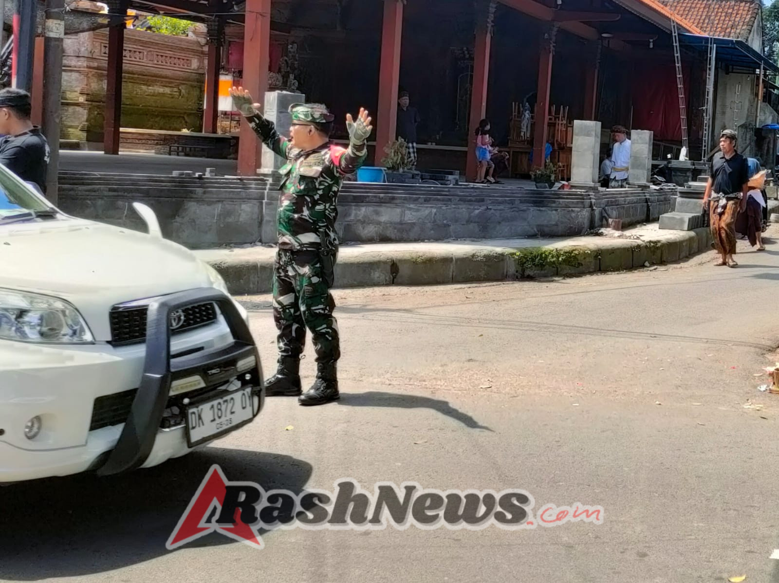 Perkokoh Sinergitas, Babinsa Tihingan Bersinergi Kawal Upacara Pecaruan Tumpek Wayang
