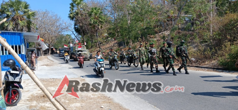 Kebersamaan TNI dan Warga Rote Ndao Meriahkan Pawai Kendaraan Hias HUT ke-80 RI