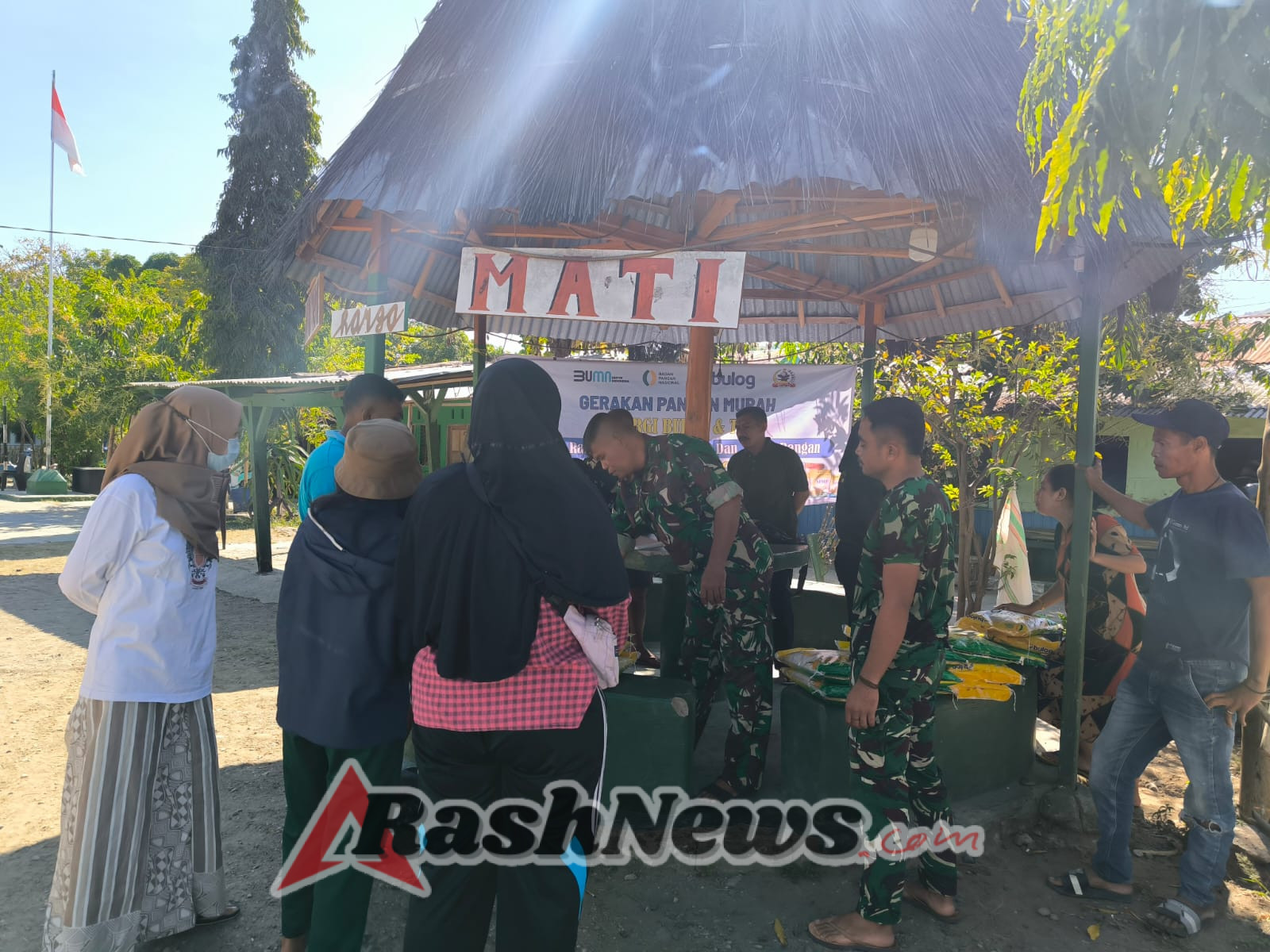 Pasar Murah TNI di Reok Ringankan Beban Warga Jelang Hari Kemerdekaan