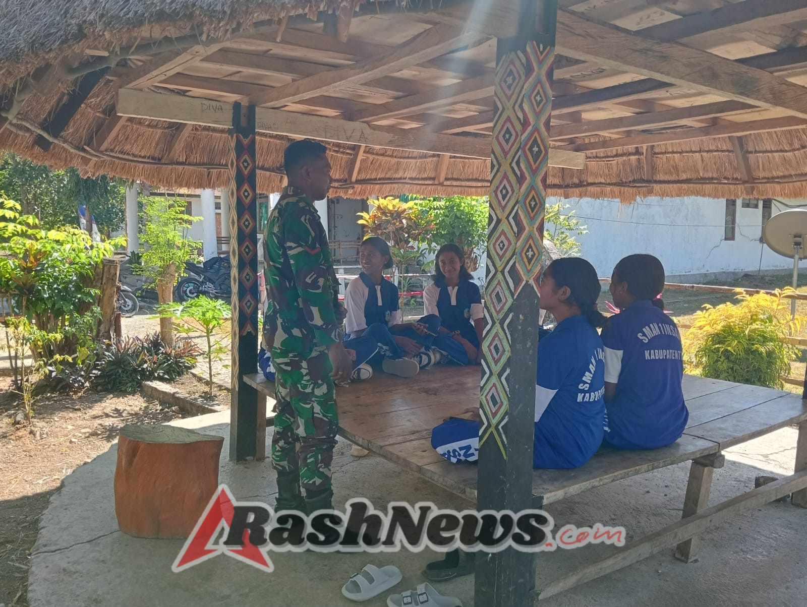 Babinsa Koramil 1618-04/Bisel Ajak Anak Sekolah Tingkatkan Disiplin dan Cinta Tanah Air Lewat Komsos