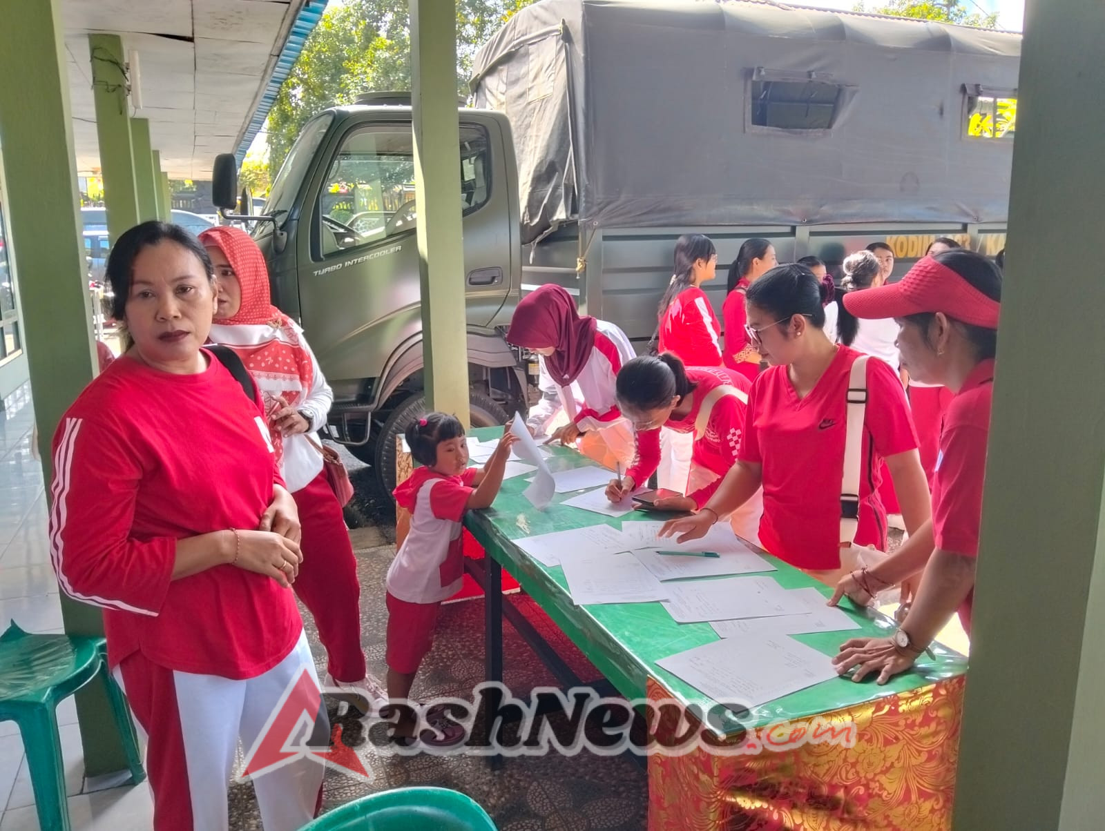 Anggota Persit KCK Cabang XXXVIII Kodim 1623/Karangasem antusias laksanakan pemeriksaaan kesehatan.