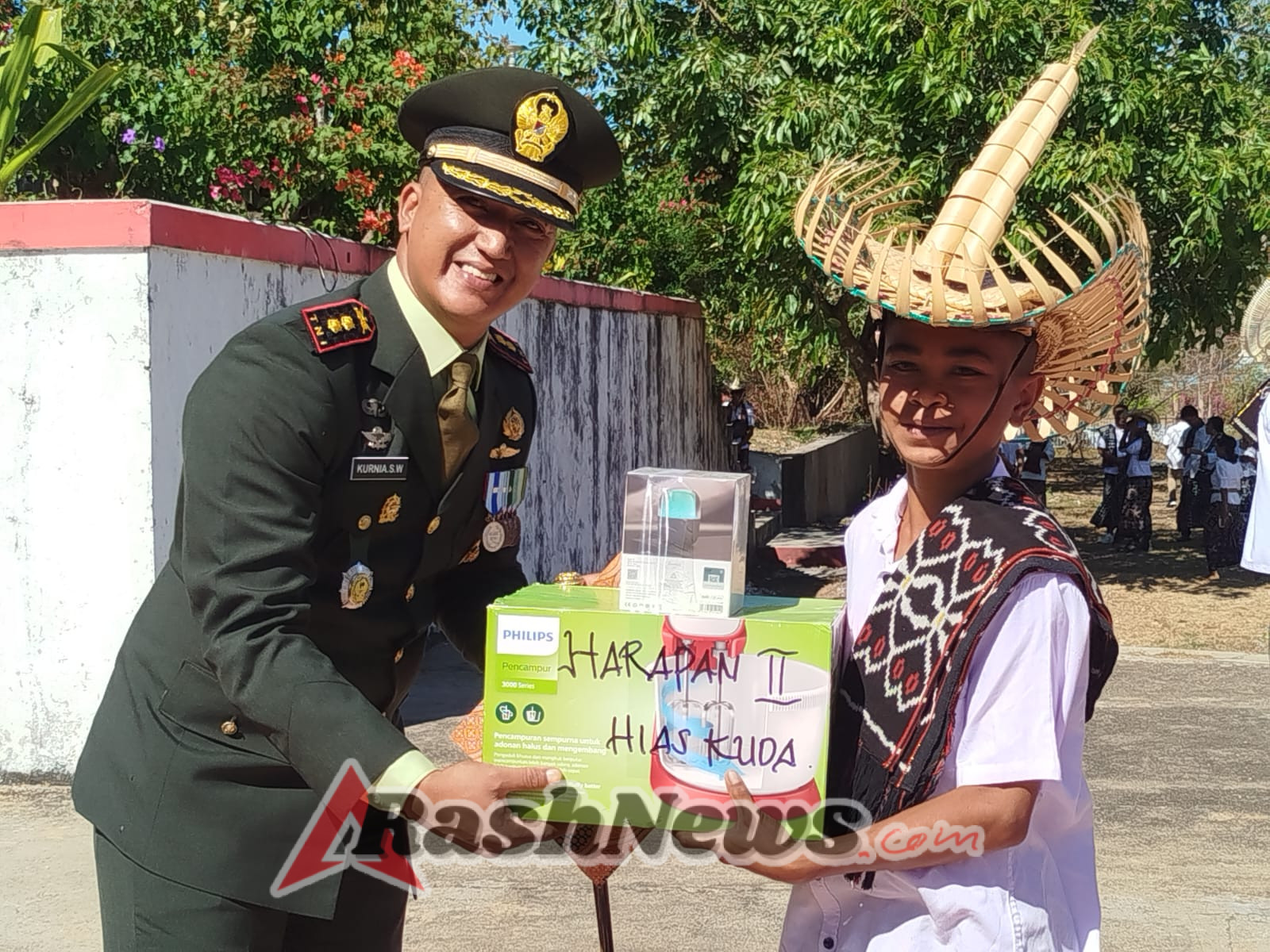 Dandim 1627/Rote Ndao Serahkan Hadiah kepada Pemenang Lomba Yang di Selenggarakan Oleh Kodim Rote Ndao