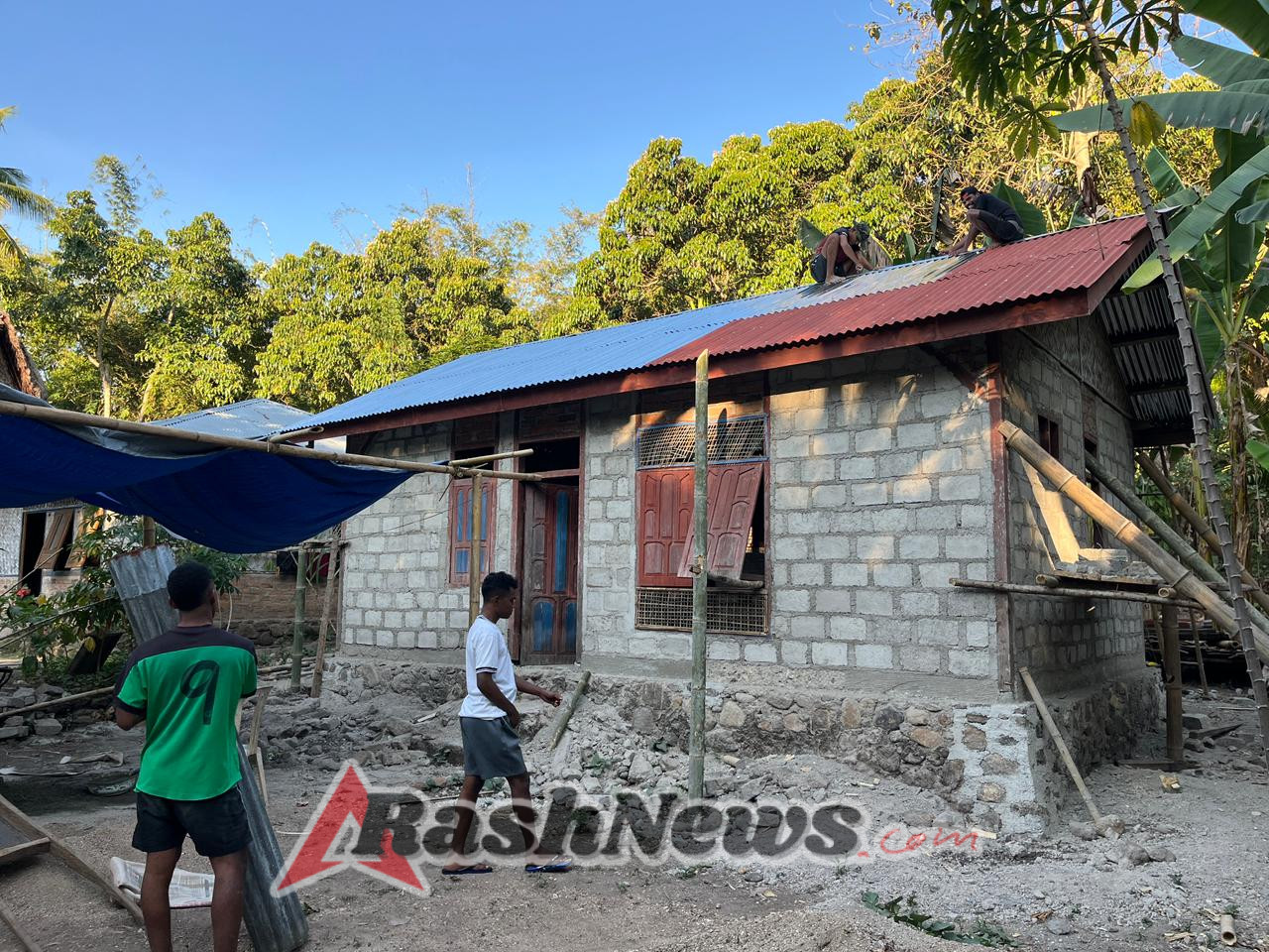 Satgas TMMD ke-125 Kodim 1622/Alor Kerjakan Sasaran Tiga Renovasi RTLH di Desa Kiraman