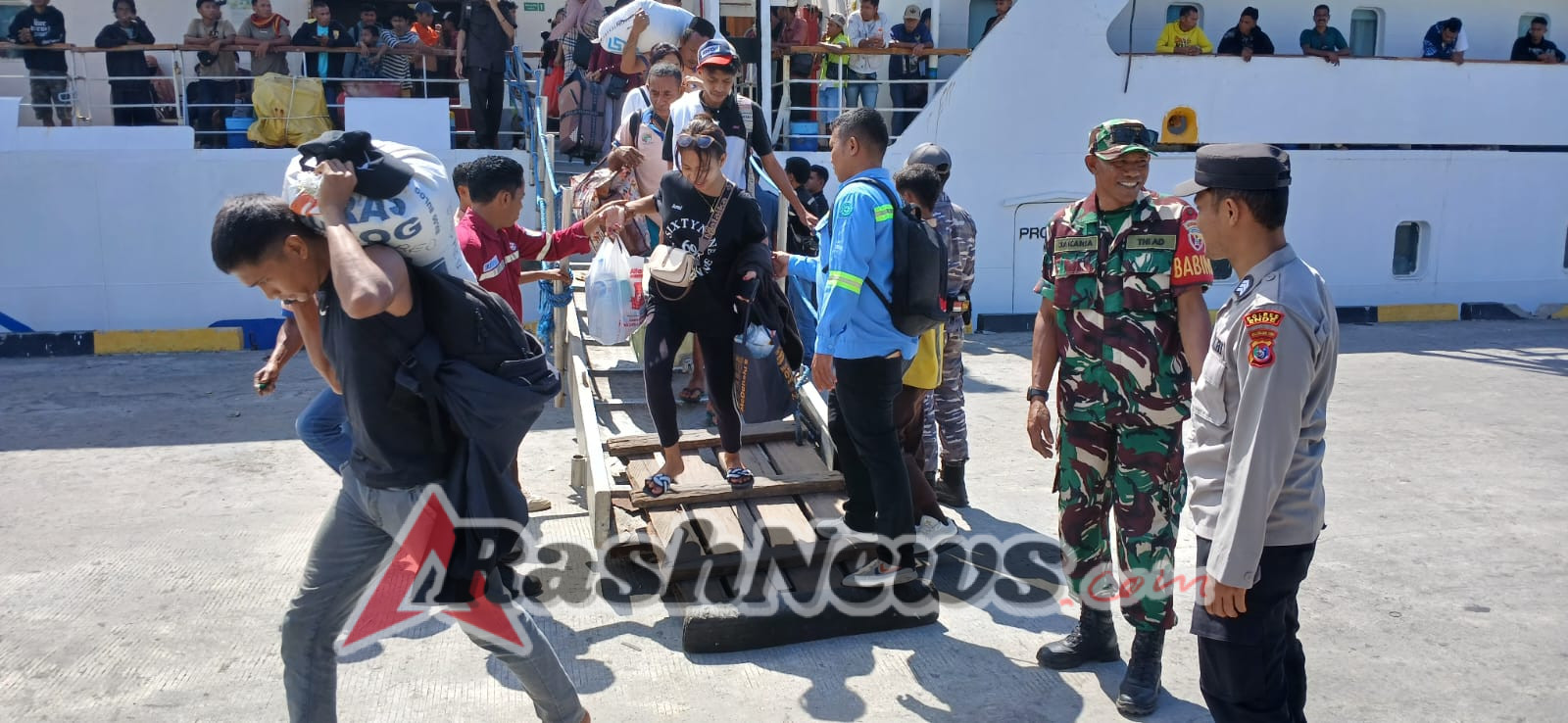 Babinsa dan Aparat Gabungan Pantau Aktivitas Kapal di Pelabuhan IPPI Ende