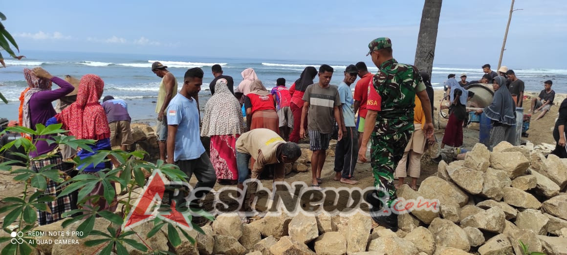 Sertu Muksin Turun Langsung Bantu Warga Tangani Abrasi Pantai di Ende
