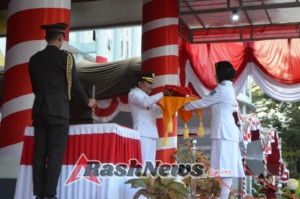 Kodim 1614/Dompu Tunjukkan Kekompakan, Dandim dan Ketua Persit Hadir di Upacara HUT RI ke-80