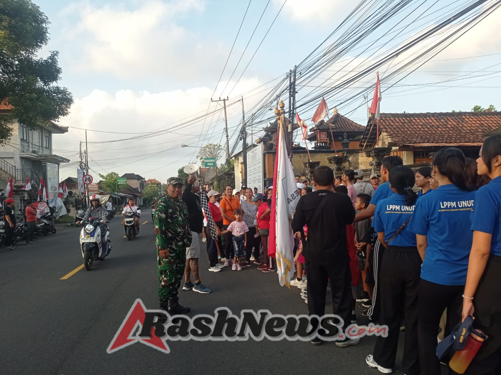 Hadiri Jalan Sehat Dan Senam Zumba, Babinsa Sampalan Tengah Bangun Semangat Kebersamaan Perkokoh Persatuan