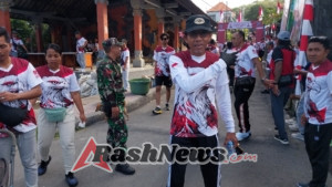 Sederhana Penuh Manfaat, Babinsa Lembongan Warnai HUT Ke 80 RI Dengan Jalan Santai, Bersih Sampah Dan Pelepasan Tukik