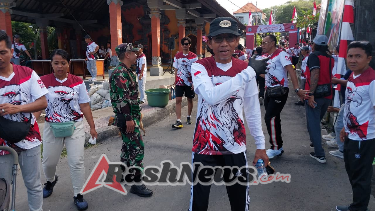 Sederhana Penuh Manfaat, Babinsa Lembongan Warnai HUT Ke 80 RI Dengan Jalan Santai, Bersih Sampah Dan Pelepasan Tukik