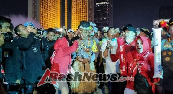 Kapolri Sapa Warga Pengunjung Karnaval HUT ke-80 RI di Bundaran HI