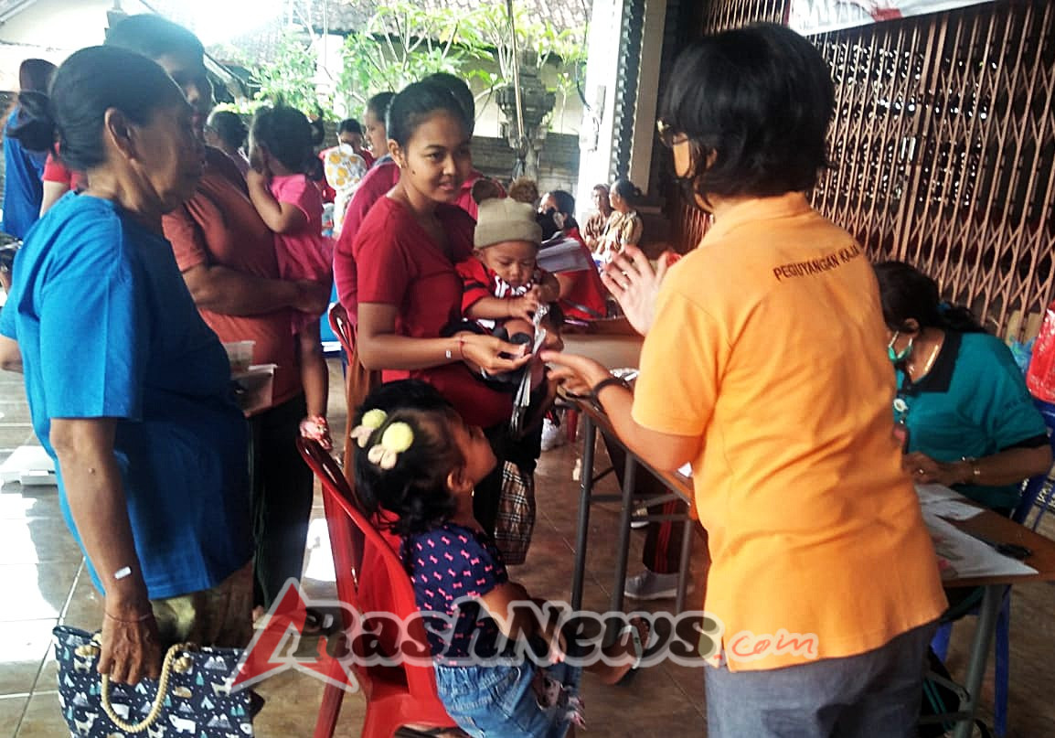 Babinsa Dukung Posyandu Balita dan Lansia Desa Peguyangan Kaja di HUT RI Ke-80