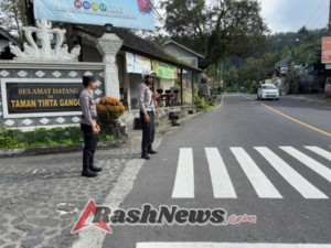 Dalam Menjaga Keselamatan Berkendara Para Wisatawan, Personel SatBinmas Laksanakan Pengaturan Arus Lalin di Taman Tirta Gangga