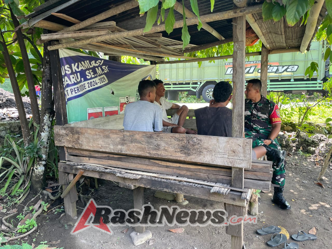 Babinsa Ende Tingkatkan Kewaspadaan Masyarakat Melalui Komsos dan Pamwil