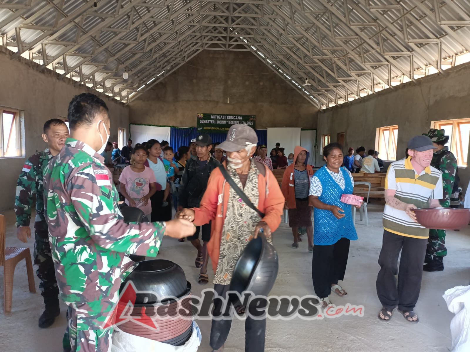 Satgas TMMD 125 Kodim 1605 Belu Bagi-Bagi Alat Dapur Kepada Masyarakat