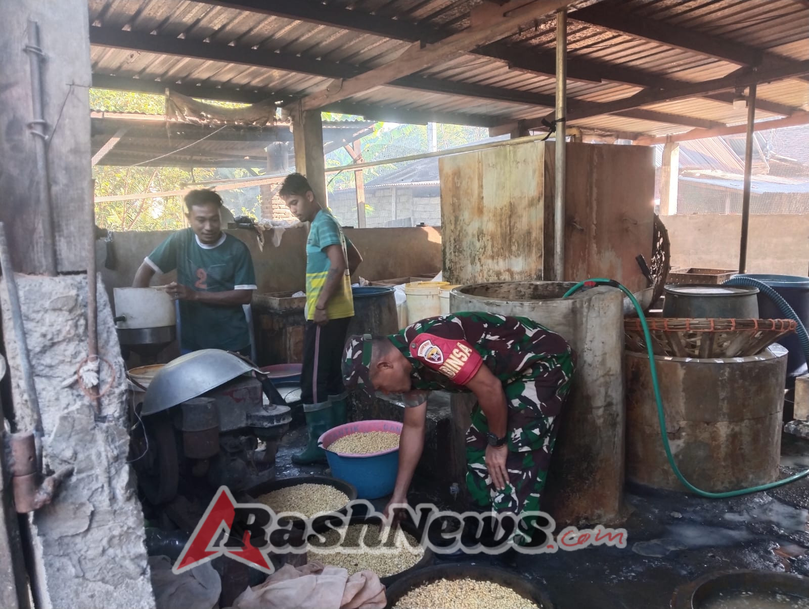 Babinsa dan Warga Karijawa Bersinergi Ciptakan Lingkungan Sehat