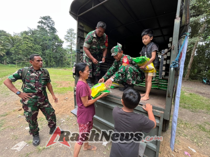 Kodim 1616/Gianyar Bersama Bulog Salurkan 400 Kemasan Beras Murah di Desa Tegallalang