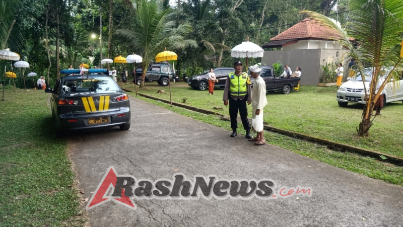 Bhabinkamtibmas Desa Cau Belayu Bersama Bhabinkamtibmas Desa Selanbawak Melaksanakan Pengawalan Kegiatan Melasti