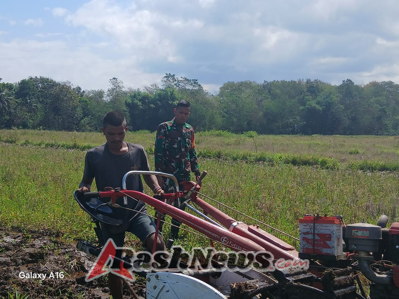 Pendampingan Hanpangan,Babinsa Praingkareha Eratkan Hubungan TNI dan Masyarakat