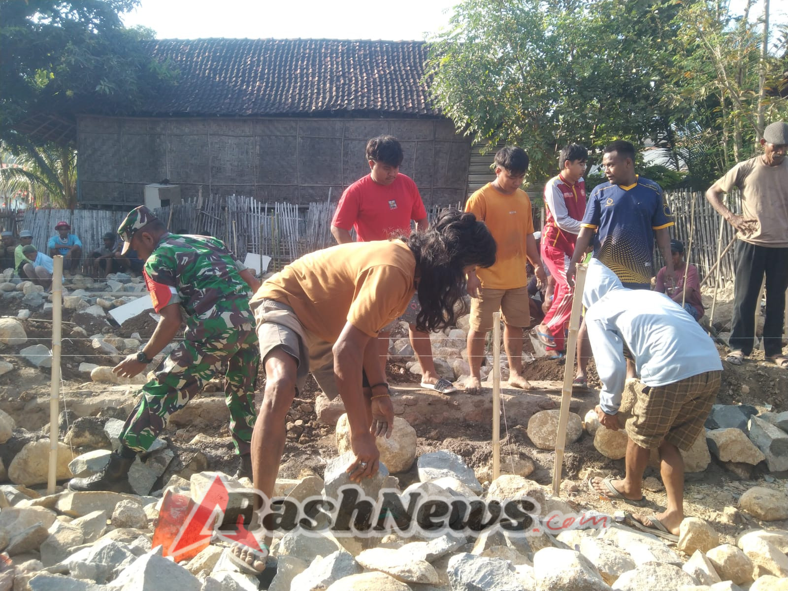 Babinsa Serka Khairuddin Ajak Warga Dusun Salama Kerja Bakti Pembangunan Rumah,m