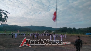 Anggota Koramil 1612-03/Reok Hadiri Upacara Penurunan Bendera HUT ke-80 RI di Kecamatan Reok Barat