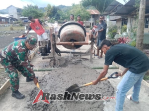 Babinsa Sertu Clementino Tak Segan Aduk Semen, Warga Antusias Lanjutkan Rabat Jalan di Desa Nggesa Detu