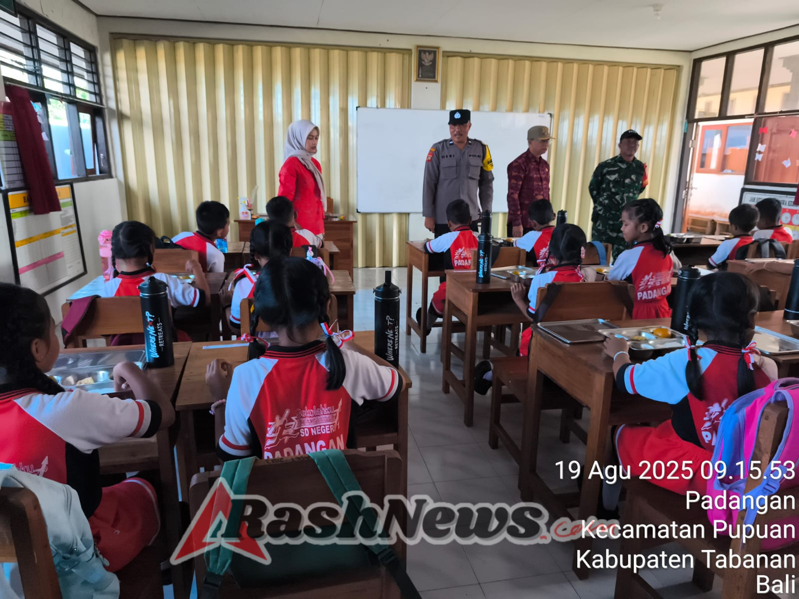 Ratusan Siswa di Padangan Terima Makanan Bergizi Gratis, Bhabinkamtibmas Kawal Proses Kegiatan