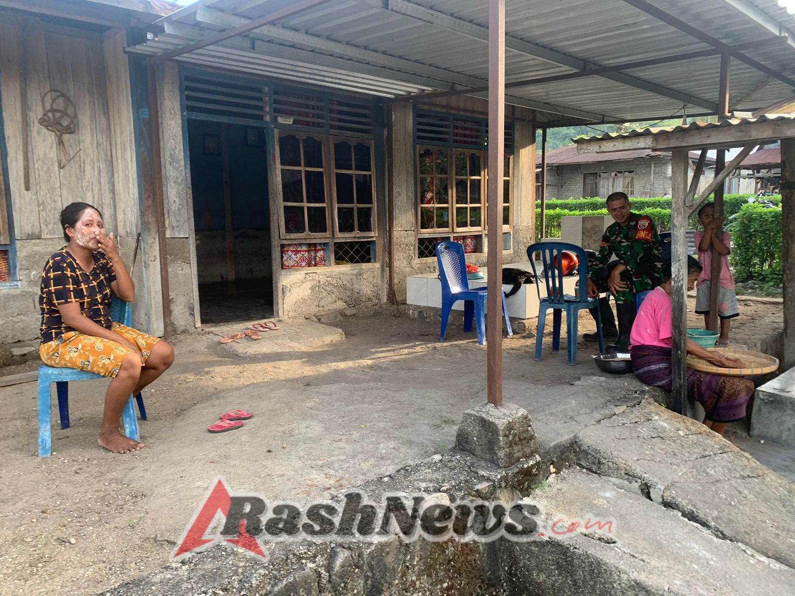 Babinsa Praka Jhon: Keamanan dan Kebersamaan Prioritas di Desa Ekolea