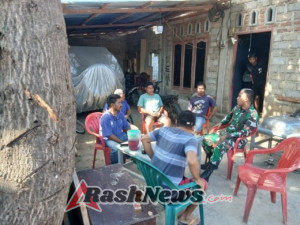 Babinsa Koramil 1624-02/Adonara Gelar Komsos di Desa Watoone