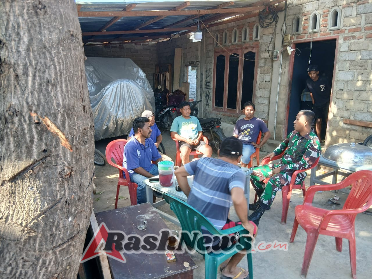 Babinsa Koramil 1624-02/Adonara Gelar Komsos di Desa Watoone