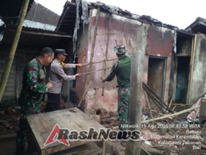 Bhabinkamtibmas dan Bhabinsa Desa Batuaji Gotong Royong Rehab RTLH.