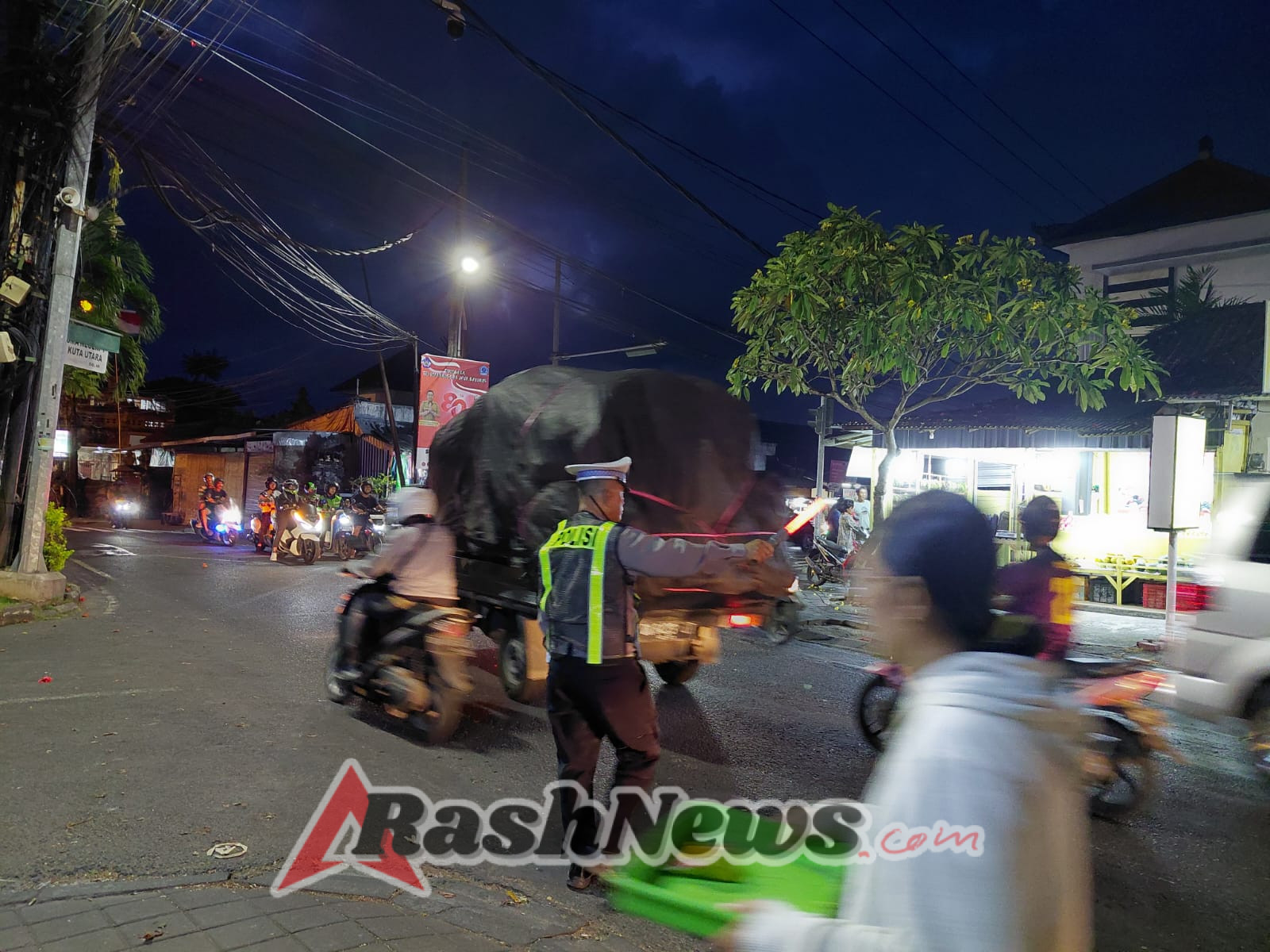 Jaga Kamseltibcarlantas Malam Hari Personel Unit Lantas Polsek Kuta Utara Sigap Strong Point