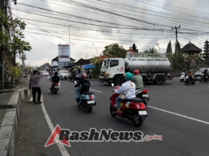 Gatur Lalin Sore Jadi Rutinitas, Polsek Abiansemal Jaga Ketertiban Di Jalan Raya