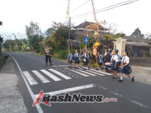 Polsek Rendang Atensi Anak-anak Sekolah Menyeberang Jalan Guna Cegah Laka Lantas