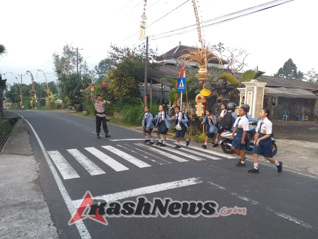 Polsek Rendang Atensi Anak-anak Sekolah Menyeberang Jalan Guna Cegah Laka Lantas