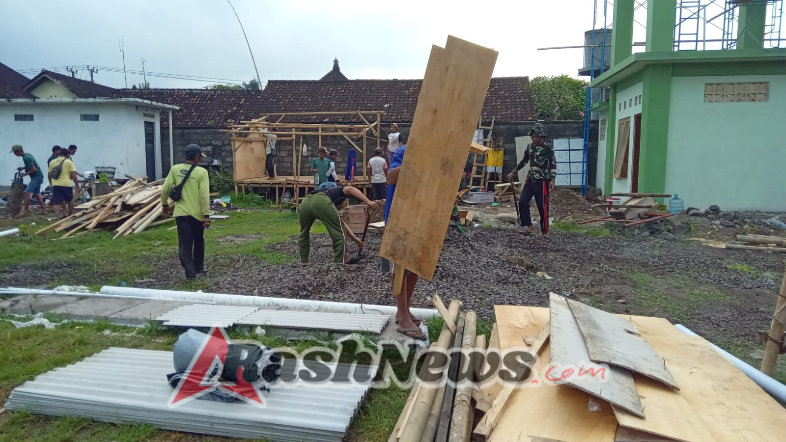 Air Bersih Lebih Dekat, Satgas TMMD dan Warga Selesaikan Pembersihan Reservoir di Desa Batuan