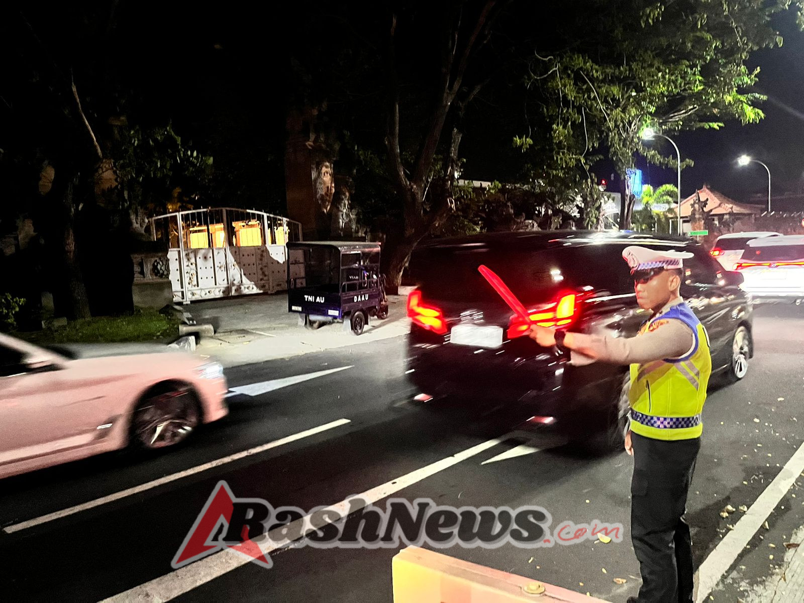 Sat Lantas Polres Bandara Ngurah Rai Lakukan Pengaturan Arus Lalu Lintas Malam Hari