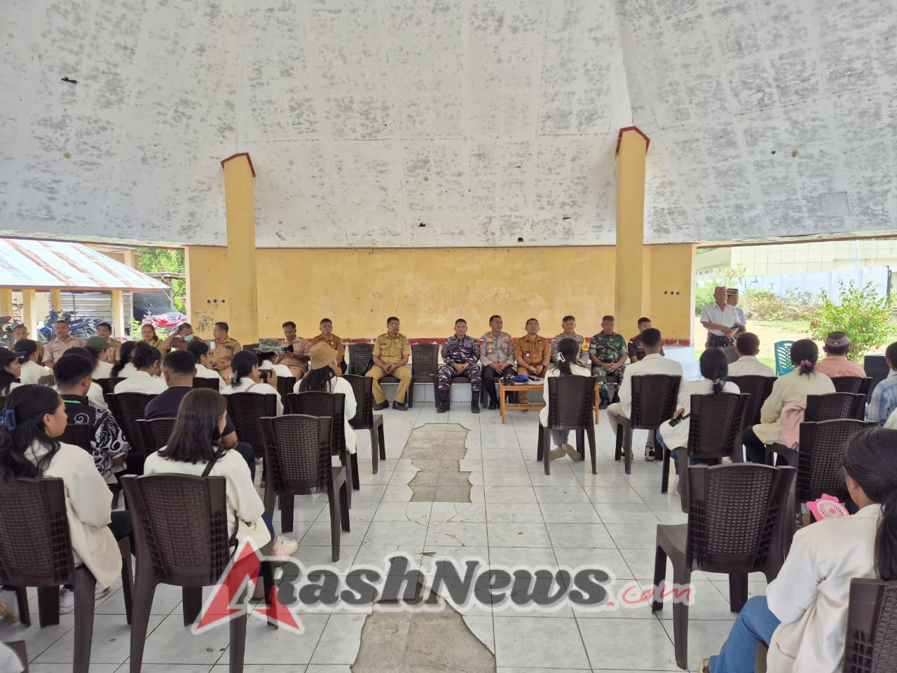 Anggota Koramil 1612-03/Reo Hadiri Penjemputan Mahasiswa KKN UNIKA St. Paulus Ruteng di Kecamatan Reok