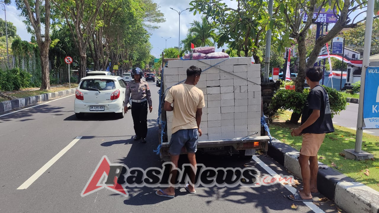 Polisi Humanis, Sat Lantas Polres Bandara Ngurah Rai Bantu Mobil Pecah Ban di Median AURI