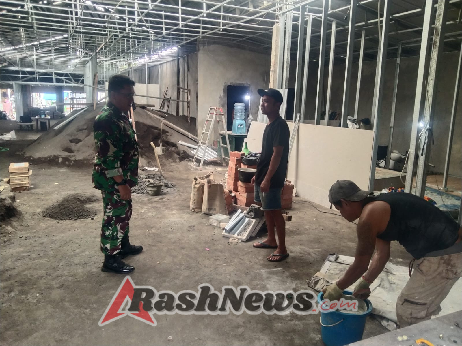 Dukung penyelesaian pembangunan Dapur Sehat Makan Bergizi Gratis, Danramil 1623-06/Selat pantau langsung ke lokasi.