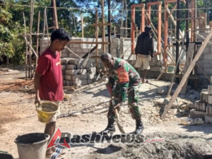 Wujud Kebersamaan, Babinsa Koramil Wedomu Bantu Bangun Rumah Warga Binaan